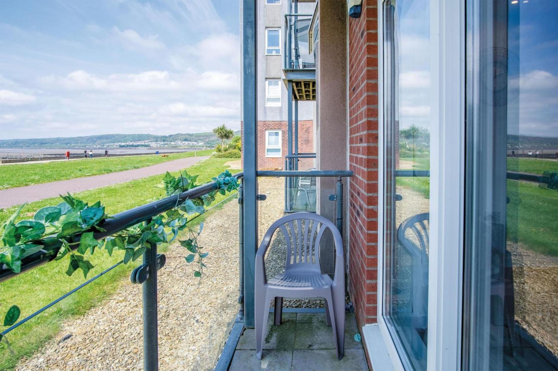 Beach View - 2 Bedroom Apartment - Llanelli Exterior photo